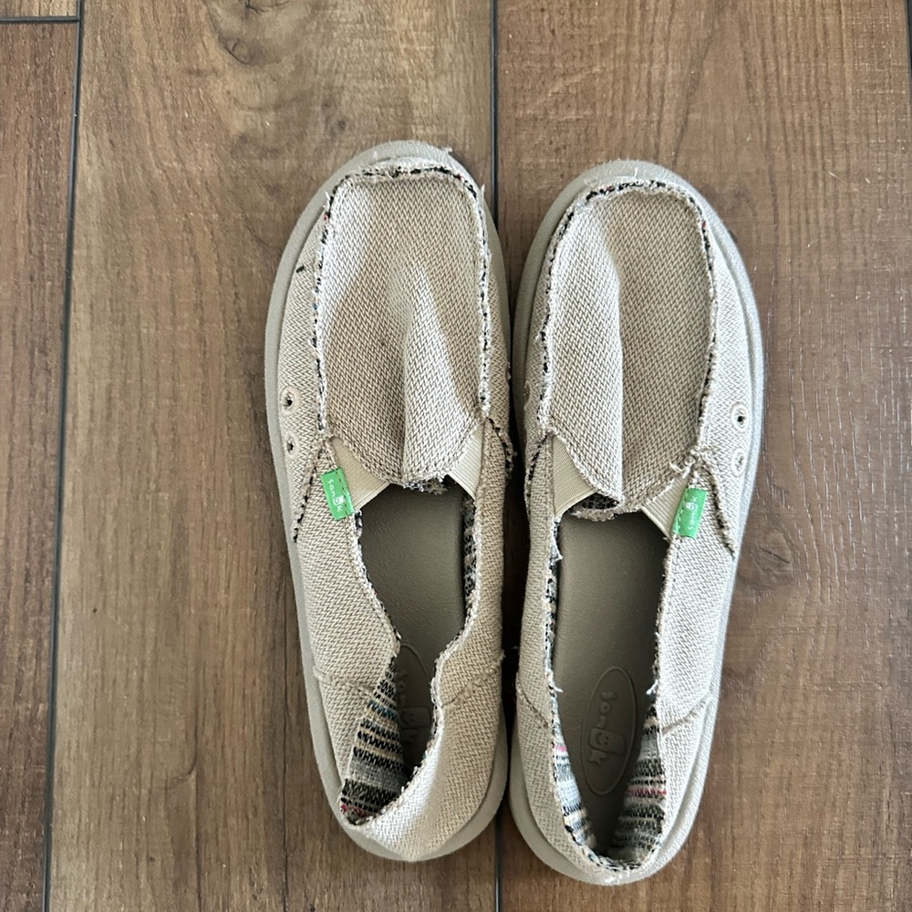 barely worn sanuks